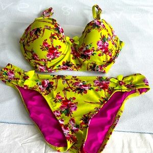 Adorable Betsy Johnson bikini..Size LG.